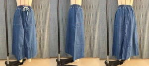 Détail d'une jupe en jean délavé avec taille élastique à cordon et grandes poches cargo