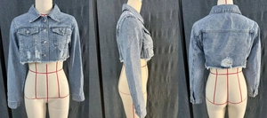 Vista tripla della giacca di jeans corta azzurra con orlo usurato e dettagli sfrangiati