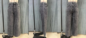 Vue triple du jean taille haute à jambes larges avec finition acide noir effet neige