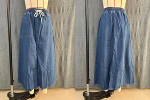 Détail de la jupe en jean délavé à taille haute avec cordon de serrage en coton blanc
