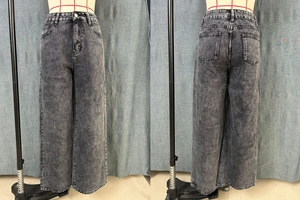 Vue détaillée du jean taille haute à jambe large avec texture snow wash et fini vintage