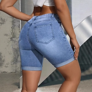 Short en jean bleu clair ajusté avec ourlet replié et texture délavée sur le modèle