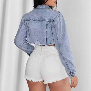 Set donna con giacca corta in denim azzurro e pantaloncini bianchi con orlo sfrangiato