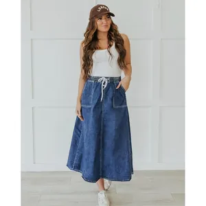 Jupe longue en jean bleu pour femme avec taille à cordon et surpiqûres contrastées
