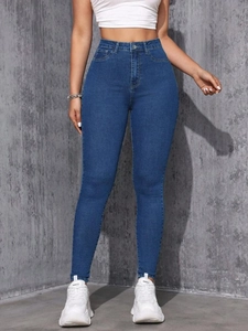 Vue détaillée du jean slim bleu foncé à taille haute avec fermeture boutonnée classique