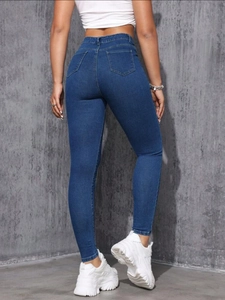 Jean en denim bleu foncé coupe ajustée pour femme avec vue arrière et poches classiques