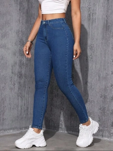 Jean skinny bleu foncé pour femmes avec taille haute et coupe stretch sur mannequin