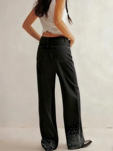 Jean noir taille haute pour femme avec ourlet orné de strass, vue de dos élégante