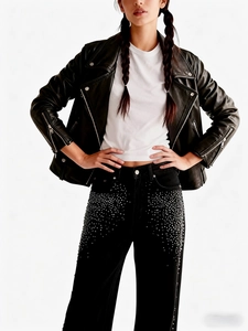 Jean en denim noir extensible pour femme avec strass et veste de motard en cuir élégante