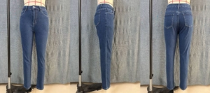 Vue sous trois angles d'un jean slim bleu foncé montrant les détails avant, côté et arrière