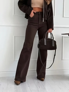 Jeans svasati marrone scuro slim fit abbinati a una giacca coordinata per un look da ufficio