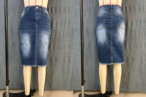 Dettaglio gonna midi in denim blu scuro con orlo a taglio vivo ed effetti usurati
