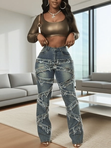 Jean droit à taille haute avec détails artistiques de découpes effilochées diagonales