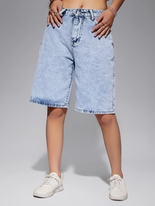 Women's light blue high-waisted denim Bermuda shorts with classic vintage washed finish