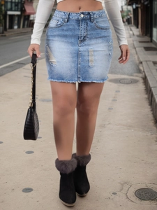 Minigonna di jeans azzurra da donna con strappi, vita alta e orlo a frange