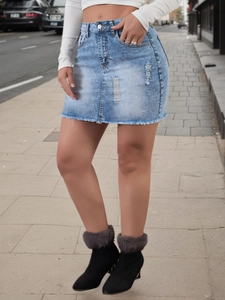 Minigonna di jeans azzurro da donna con dettagli strappati e orlo sfilacciato