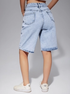 Women's light blue high-waisted denim bermuda shorts with pockets and frayed hem