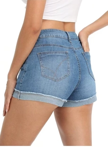 Détails arrière du short en jean taille haute avec revers et coutures en V aux poches