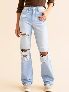 Vue détaillée du jean taille haute bleu clair avec déchirures et textures denim