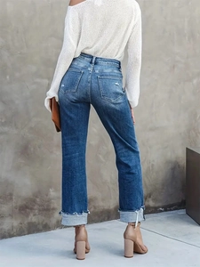 Détail du jean denim avec ourlets à revers effilochés élégants et coupe droite ajustée