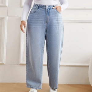 Damen Jeans mit hoher Taille und weitem Bein in hellblauer Waschung in Innenräumen