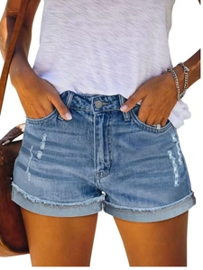 Détail d'un short en jean bleu délavé avec ourlets effilochés et style vintage chic
