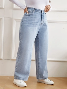 Detail von hellblauen High-Waist-Jeans mit weitem Bein, Waschung und geradem Schnitt