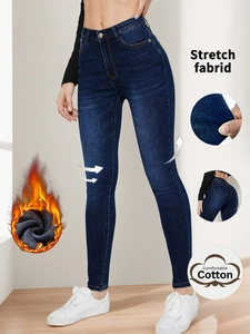 Dettaglio dei jeans skinny a vita alta con spessa fodera in pile e tessuto elasticizzato