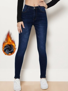 Dettaglio dei jeans slim blu scuro con fodera in pile termico per il calore invernale