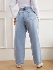 Detailansicht hellblaue High-Waist Jeans mit zwei Gesäßtaschen und feiner Steppnaht