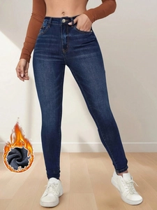 Dettaglio di jeans skinny blu a vita alta con fodera in pile termico per l'inverno