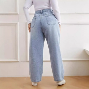 Damen Jeans in Hellblau, hohe Taille, lockeres gerades Bein mit klassischen Taschen