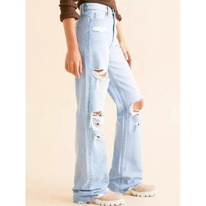 Jean femme taille haute à jambes larges et déchirures en denim bleu clair style rétro-chic