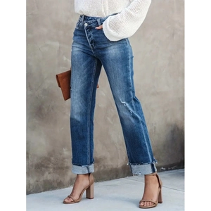 Jean femme taille haute croisée coupe droite avec larges revers et bords effilochés
