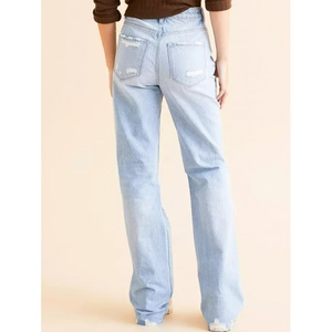 Jean droit femme taille haute bleu clair avec détails usés sur les poches arrière