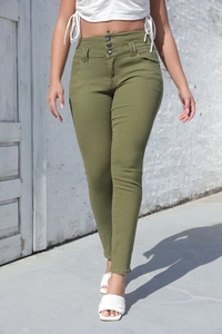 Gros plan sur un jean skinny taille haute vert olive avec fermeture à trois boutons