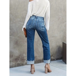 Jean droit taille haute pour femme avec ourlet à revers et détails usés sur les poches