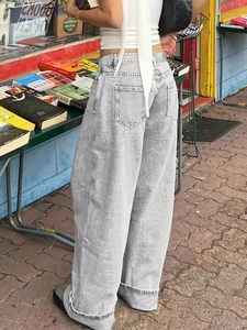 Détails de la texture du denim clair et poches arrière sur un jean large vintage