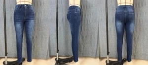 Dettaglio dei jeans skinny a vita alta con baffature e finitura sbiadita in tre angolazioni