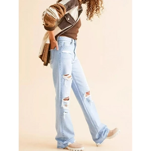 Jean taille haute bleu clair pour femme avec détails déchirés et ourlet brut