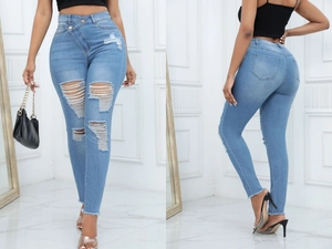 Détails du jean taille haute avec taille asymétrique et finitions délavées et déchirées