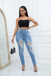 Détail d'un jean bleu clair déchiré avec taille croisée et finitions délavées usées