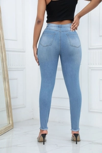Vue arrière du jean skinny bleu clair avec taille haute et ourlet effiloché