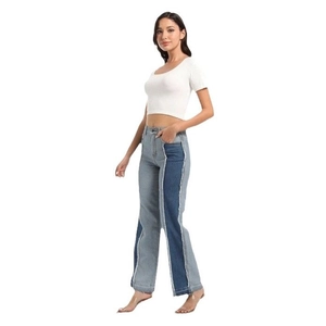 Schmale Low-Rise Schlagjeans für Damen mit Kontrast-Patchwork und Fransensaum im Vintage-Stil