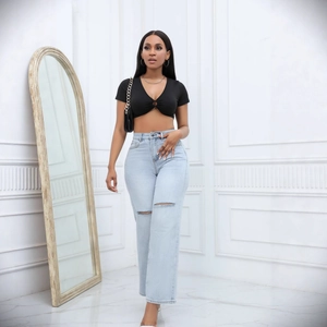 Haut court noir tendance et jean large bleu clair déchiré avec détails anneaux pour femme