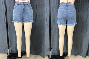Détails avant et arrière de shorts en jean bleu clair avec franges et bords usés