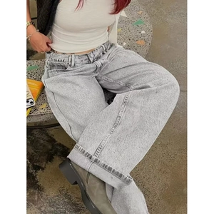 Jean femme gris clair à coupe large et droite, style vintage décontracté avec revers