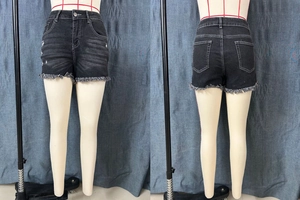 Vues détaillées avant et arrière d'un short en jean noir avec ourlet effiloché