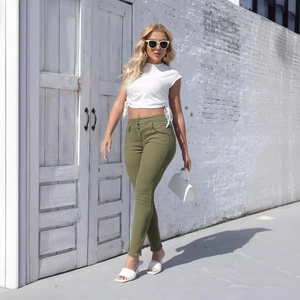 Détail d'un jean skinny vert olive à taille haute avec fermeture à trois boutons