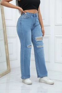 Dettaglio di jeans a vita alta azzurri con strappi alle ginocchia e vestibilità dritta